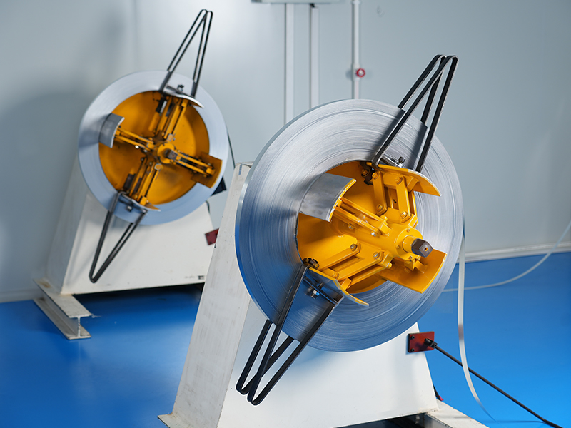 Automatic raw material handling equipment processing metal coils for the filter production line